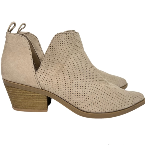 Universal Thread Shoes - Target perforated ankle booties 7.5